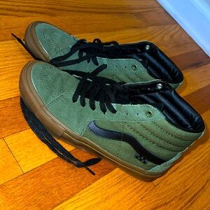 VANS Sk8-Hi Mids
Olive Green
Pop cushion
Worn a handful of times